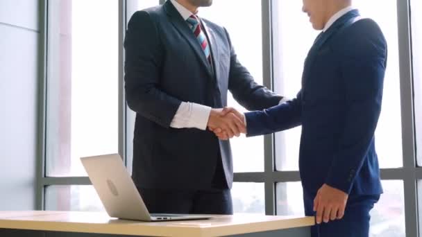 事務所で握手をするビジネスマン - 映像、動画