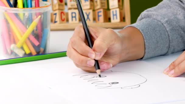 Крупный план руки, раскрашенной цветным карандашом, изображение человека в маске против коронавируса. - Кадры, видео