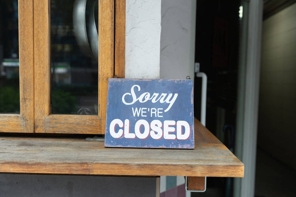 Sorry we zijn gesloten bord opknoping buiten een restaurant, winkel, kantoor of andere - Foto, afbeelding