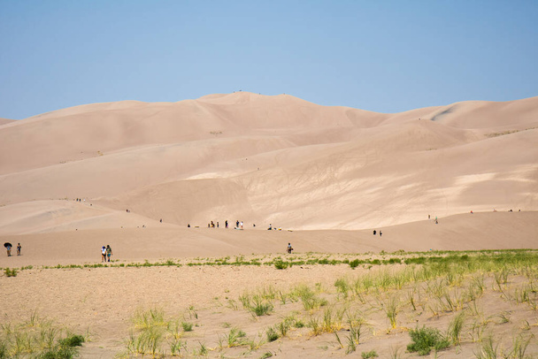 Mosca, Co / USA - 23 sierpnia 2020: turyści spacerujący w Parku Narodowym Great Sand Dunes i rezerwatu w Kolorado w lecie - Zdjęcie, obraz