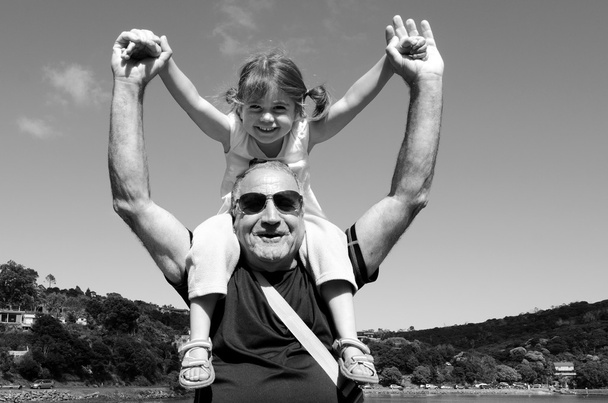 Büyükbaba taşıyan torunu - Fotoğraf, Görsel