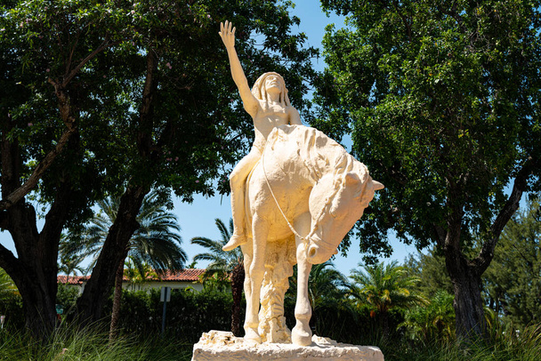 Miami Beach, Florida, USA 21. toukokuuta 2020: Intialaisen miehen patsas hevosen selässä. Intiaaneja. Sotureita. Yhdysvaltain historia. - Valokuva, kuva