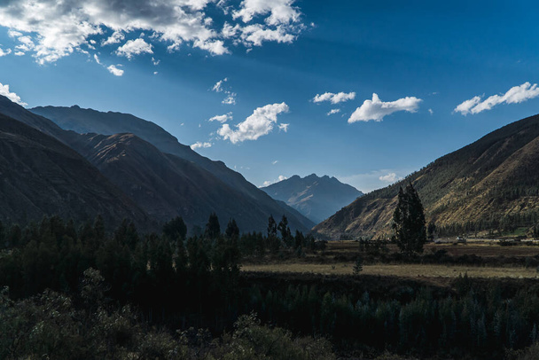 Valle que el Expreso Peruano de Oriente Atraviesa los Andes. - Foto, imagen