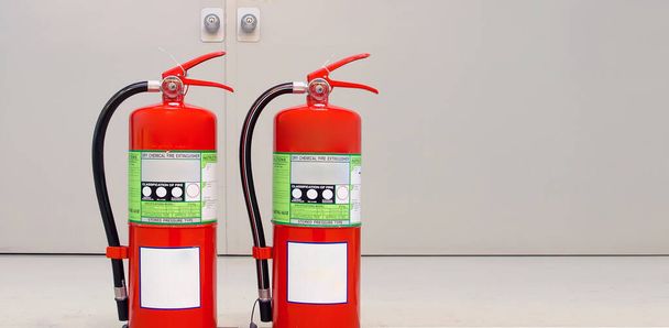 Vörös tűzoltó készülékek tartálya a tűzvédelmi mentési és tűzoltási koncepciók biztonsági vészhelyzeti koncepcióiban. - Fotó, kép