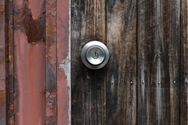 poignée métallique sur une vieille porte en bois - Photo, image