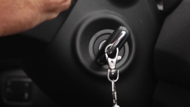 Schlüssel in der Zündung Nahaufnahme. Mann fährt Auto - Filmmaterial, Video