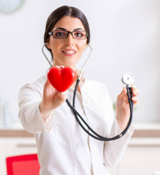 Kalp bakımı konsepti olan genç bir doktor - Fotoğraf, Görsel