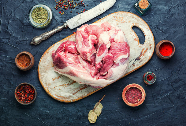 Kousek vepřového masa a nůž na maso.Čerstvé vepřové s přísadami na vaření - Fotografie, Obrázek