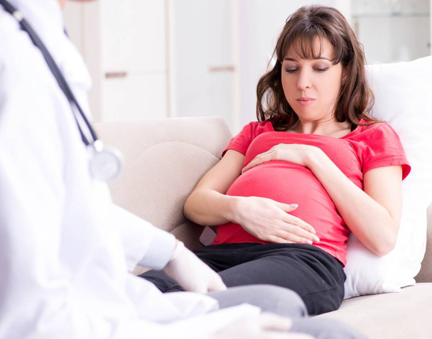 妊娠中の女性の患者は定期的な検査のために医師を訪問 - 写真・画像