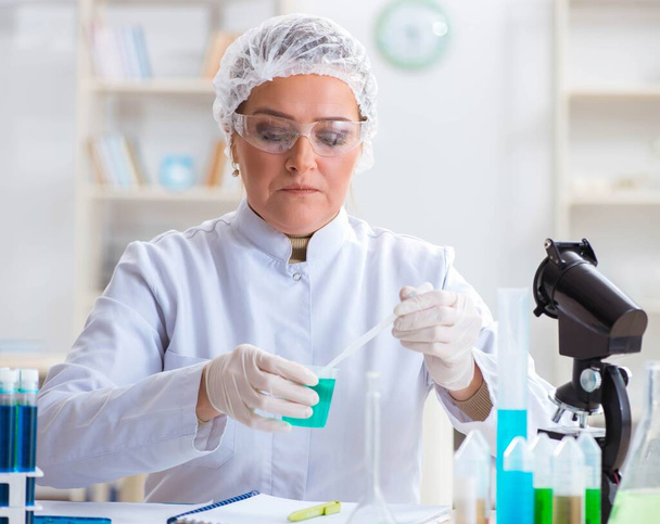 Žena chemik pracující v nemocniční klinice laboratoř - Fotografie, Obrázek