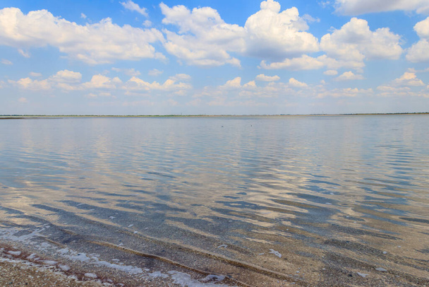 Uitzicht op een zout Ustrichnnoe (oester) meer in Kherson regio, Oekraïne - Foto, afbeelding