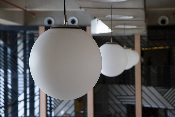 Μπάλα φωτισμού κρέμεται στο ταβάνι - Φωτογραφία, εικόνα