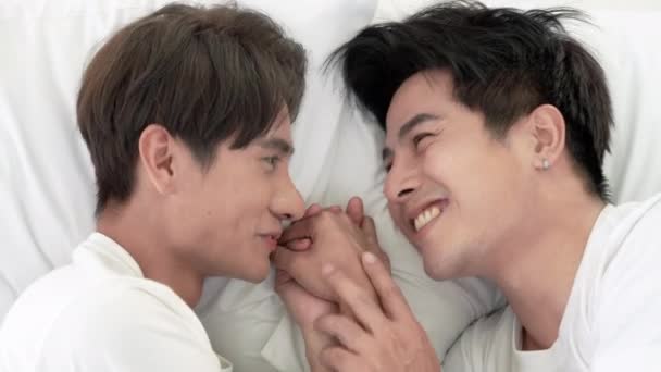 suljettu, LGBT parit ovat intohimoisia toisiaan sängyssä, mies ja mies. - Materiaali, video