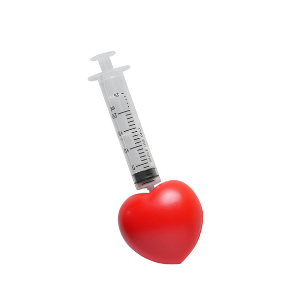 červené srdce s injekční jehlou nebo injekční stříkačkou lékařský nástroj pro lásku Valentýna nebo pečovat nebo udržovat a léčit srdeční onemocnění pro sílu zdraví na bílém pozadí včetně výstřižku cestu - Fotografie, Obrázek