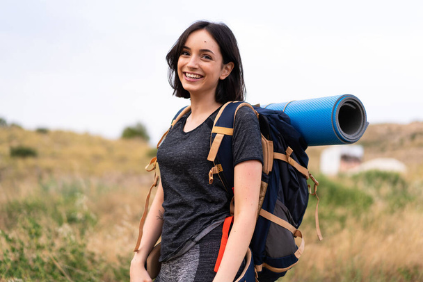 Mladý horolezec dívka s velkým batohem venku - Fotografie, Obrázek