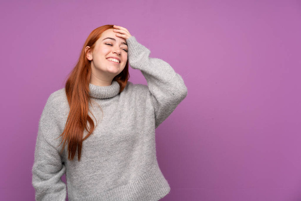 Redhead έφηβος κορίτσι πάνω από απομονωμένο μωβ φόντο γέλιο - Φωτογραφία, εικόνα