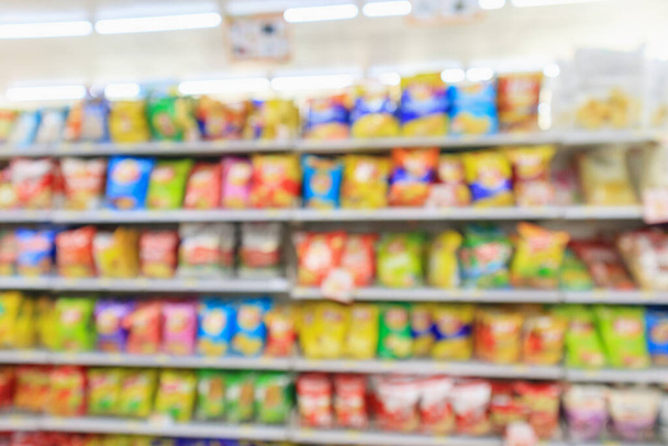 Supermarket lähikaupan hyllyt perunalastuja välipala hämärtää abstrakti tausta - Valokuva, kuva