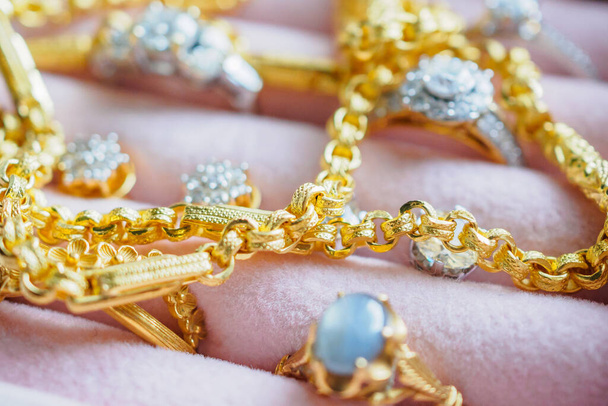 高級ジュエリーボックスでゴールドとシルバーのダイヤモンドの宝石の指輪のネックレスとイヤリング - 写真・画像