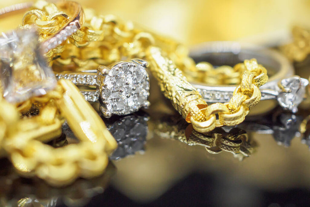 Luxus-Goldschmuck Diamantringe mit Reflexion auf schwarzem Hintergrund - Foto, Bild