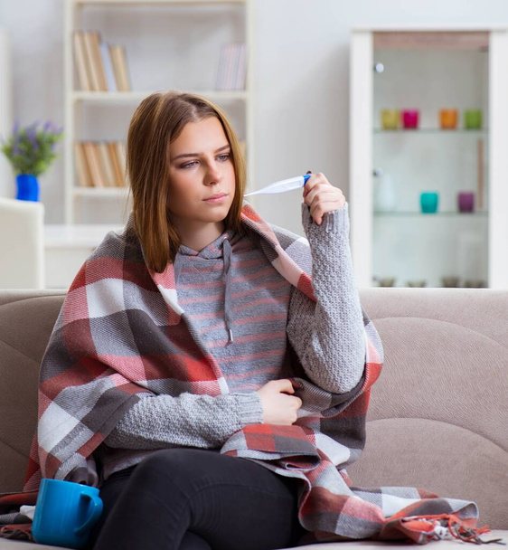 Sairas nainen kärsii flunssasta kotona - Valokuva, kuva