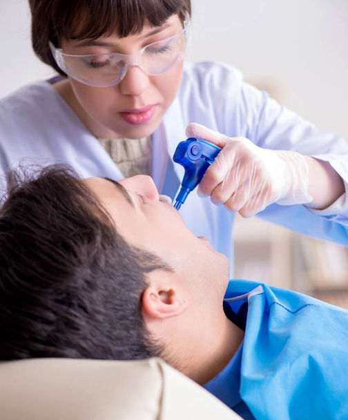 定期的な検査と充填のための患者訪問歯科医 - 写真・画像