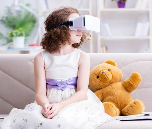 Menina com óculos de realidade virtual VR - Foto, Imagem