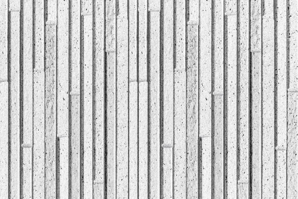 Çizgili ve pürüzsüz arkaplanı olan modern beyaz taş duvar - Fotoğraf, Görsel