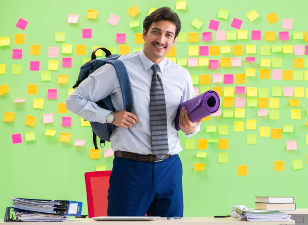 Ο άνθρωπος στο γραφείο με πολλές αντικρουόμενες προτεραιότητες ετοιμάζεται πάει - Φωτογραφία, εικόνα