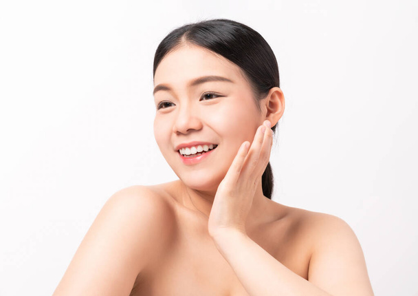 Mulher asiática está sorrindo beleza e saúde da pele, para produtos de spa e maquiagem. - Foto, Imagem