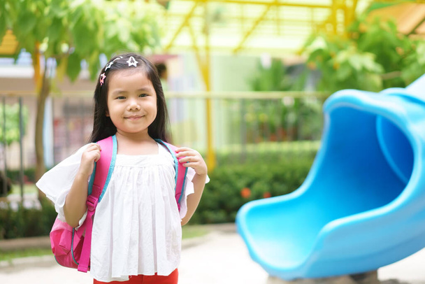 Crianças asiáticas ou criança menina sorriso e estudante ombro saco escolar com diversão feliz e playground no fundo da natureza para ir para a escola ou de volta para a escola e jardim de infância de verão estudar ou aprender - Foto, Imagem