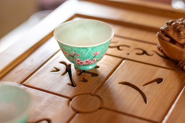 Xícara de chá de porcelana chinesa na mesa, conjunto de chá chinês imagem estoque - Foto, Imagem