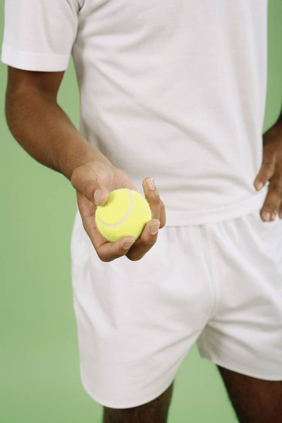 Man holding tennis ball - Fotoğraf, Görsel