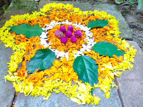 festival onam v Kerala se spoustou květin a oslav.Oni používají barevné květy a listy pro design pookalam nebo květinový rohože.Mají definovaný vzor - Fotografie, Obrázek