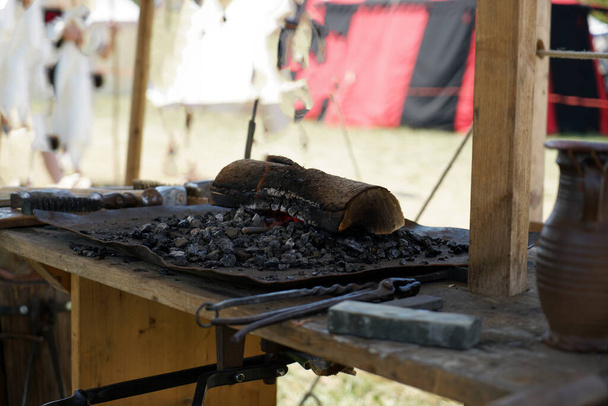 A blacksmith's workshop with pieces of equipment and burning coal - Foto, immagini