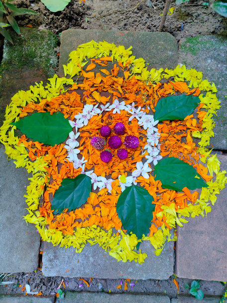 festival onam in kerala con un sacco di fiori e celebrations.they utilizzare fiori di colore e foglie per progettare il pookalam o stuoia fiore. - Foto, immagini