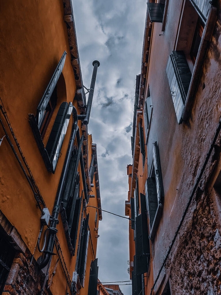 A vertical shot of buildings in Venice, Italy - Фото, зображення
