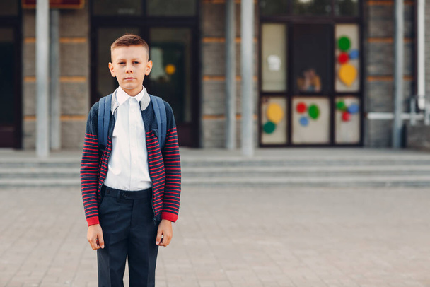 Nuori poika reppu menossa takaisin kouluun - Valokuva, kuva