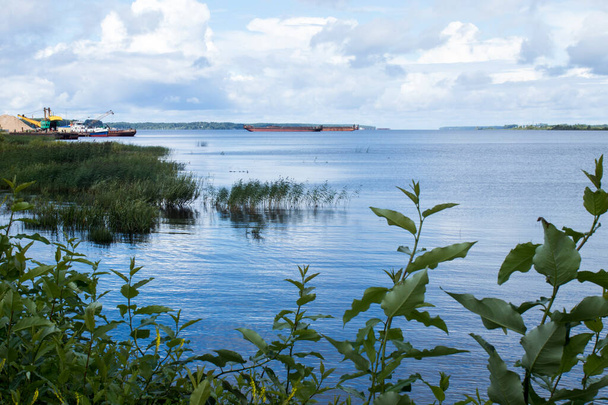 View of the Volga from the coast of Rybinsk. Barges and ships - Fotografie, Obrázek