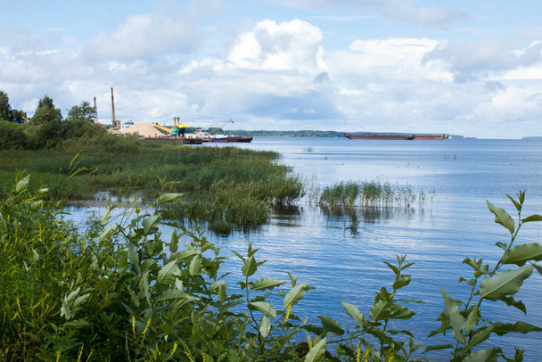 View of the Volga from the coast of Rybinsk. Barges and ships - Foto, Bild