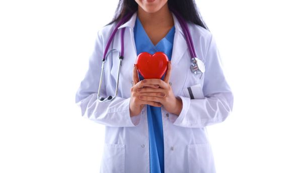 Arzt mit Stethoskop, das Herz hält, isoliert auf weißem Hintergrund - Foto, Bild