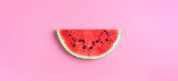Viipale vesimelonia vaaleanpunaisella taustalla - Valokuva, kuva