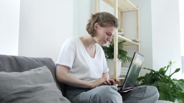симпатичная девушка фрилансер, имеющие неожиданные проблемы с компьютером, получает плохие новости - Кадры, видео