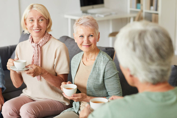 Oudere vrouwen die thee drinken - Foto, afbeelding