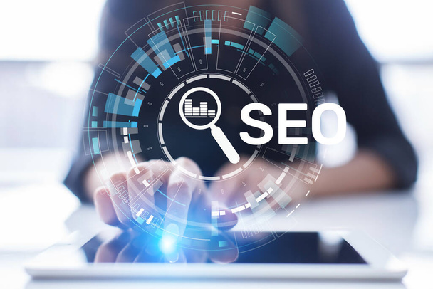SEO - optimalizace pro vyhledávače, koncept digitálního internetového marketingu na virtuální obrazovce. - Fotografie, Obrázek