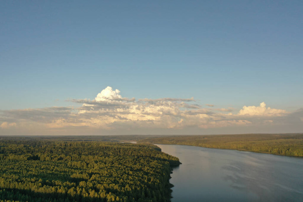 Vista do drone. Vista de cima na lagoa na floresta. Lagoa. Floresta verde. Verão. Boa noite. Verde. O céu, as nuvens. - Foto, Imagem