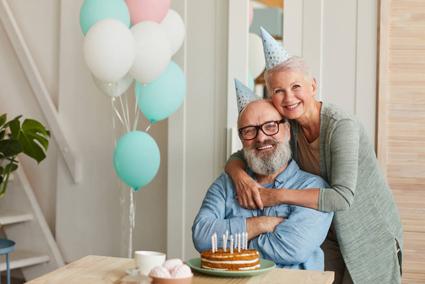 Seniorenpaar feiert Geburtstag - Foto, Bild