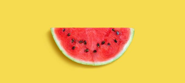 Snijd van watermeloen op een gele achtergrond - Foto, afbeelding