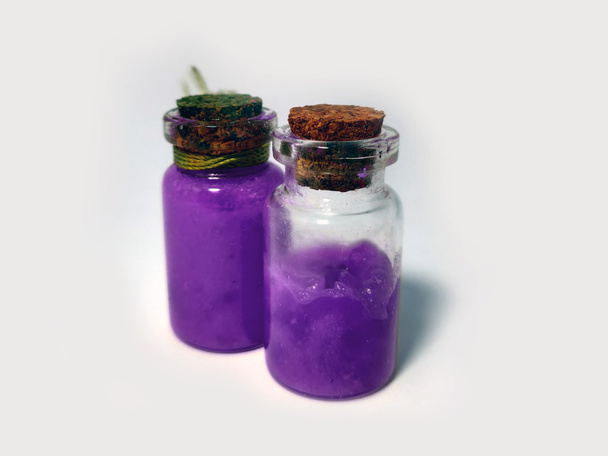Tränke mit violetter Flüssigkeit. Alchemie mit Fläschchen. kleine Glasflaschen mit farbiger Flüssigkeit für Rollenspiele. Zaubertränke mit Korkverschluss für Larp. Flasche und Trank. Farbflasche hd. - Foto, Bild