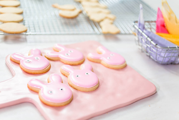 Décorer les biscuits au sucre de Pâques avec glaçage rotal. - Photo, image