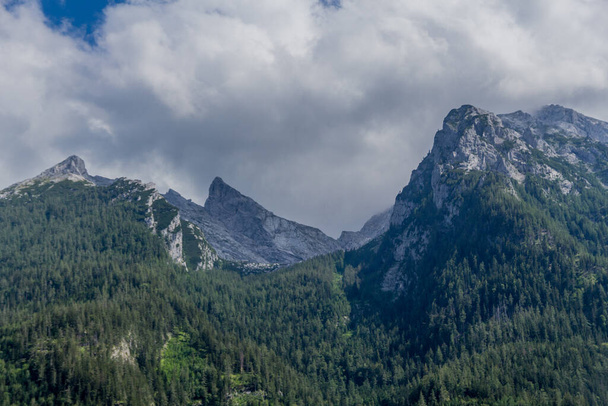 Piękna wycieczka odkrywcza wzdłuż alpejskiego podnóża Berchtesgaden. - Schoenau am Koenigsee. - Zdjęcie, obraz